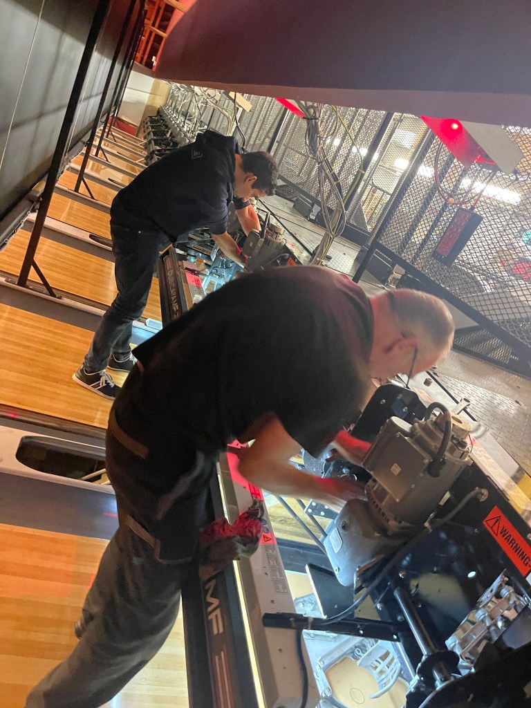 Techniciens bowling en formation sur les pinspotters